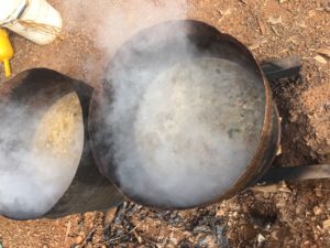 Hình ảnh tận dụng nguồn thức ăn thừa cho gà ăn